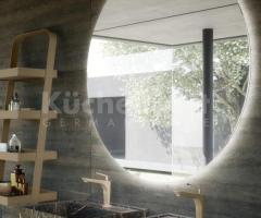 Salle de Bains italienne avec Vasques marbré Noir Brillant, Miroir Rond et Porte-Objets en Métal - 4