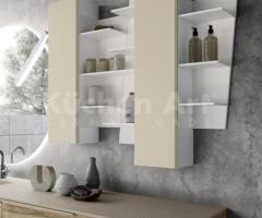 Salle de Bain chic avec Éléments Hauts Inclinés avec façades en bois et Plan en Minéral-marbre - 2