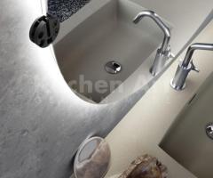 Salle de Bain chic avec Éléments Hauts Inclinés avec façades en bois et Plan en Minéral-marbre - 5