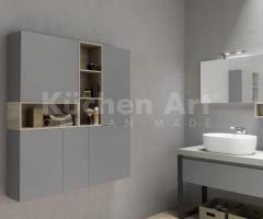 Salle de Bain Moderne avec Éléments Métalliques et Finitions Chic - 3