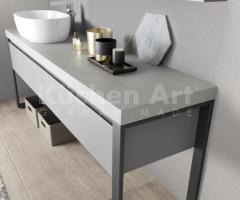Salle de Bain Moderne avec Éléments Métalliques et Finitions Chic - 4