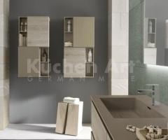 Salle de Bain Contemporaine avec Finitions en Bois et Vasque Intégrée - 2