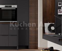 Cuisine Design Contemporain avec Surfaces en Verre, Plan de Travail en Chêne et Bureau Intégré - 3