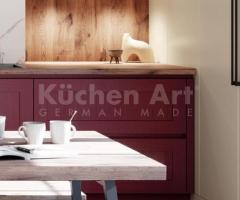 Cuisine Rouge Bordeaux & Crème avec un Plan de Travail en Bois et Mur en Marbre - 5