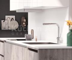 Cuisine moderne en Chêne d'Été Gris Argenté avec Surfaces Blanc Brillant et Design Léger - 2